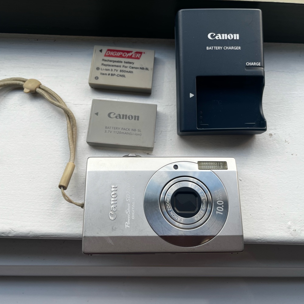 Canon PowerShot SD790 IS Silver Camera with Accessories